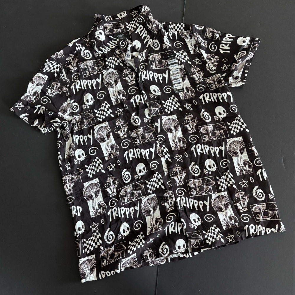 2/$36 💥🆕 Hot Topic Black/White Mushroom Trippy Button Up Shirt | Large | 4125